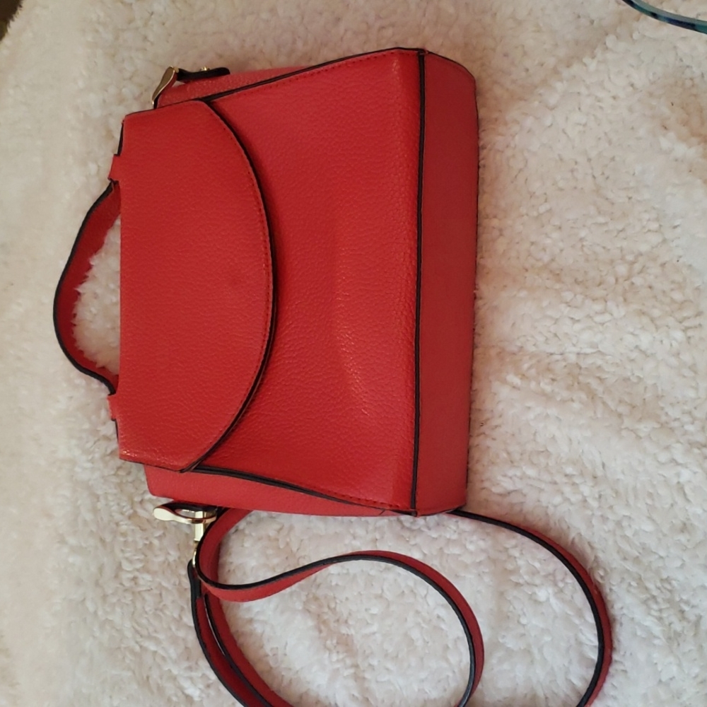 A NEW DAY CROSS BODY & HANDLE PURSE. BOLD RED & GOLD DETAILS. NWOT